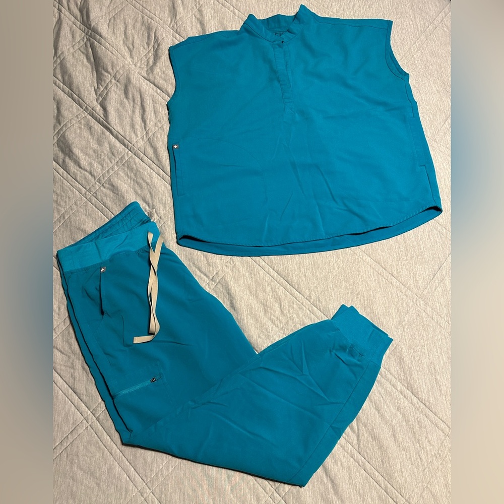 Size Large Figs Scrub Set in Teal